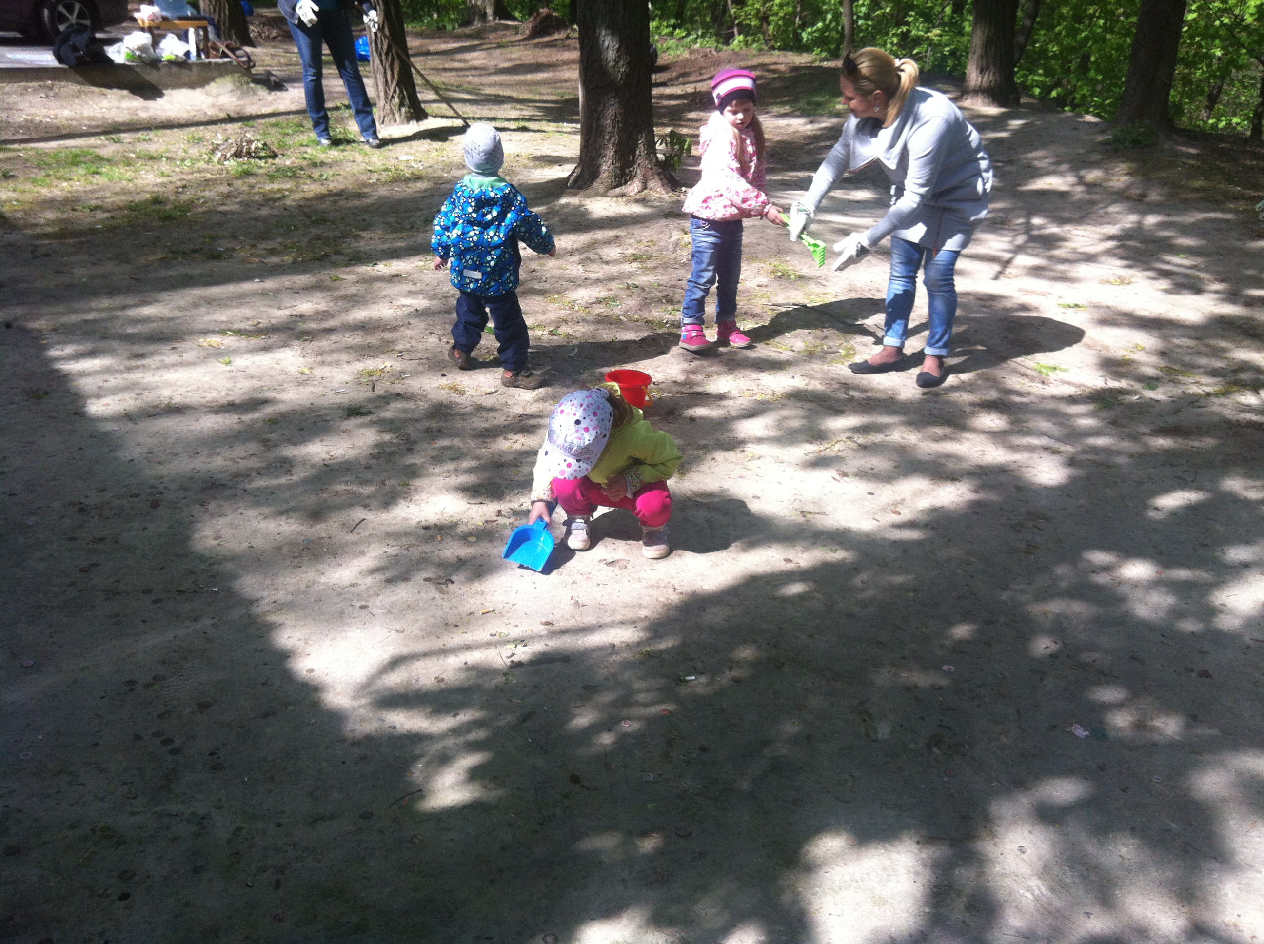 дети помогают убирать парк
